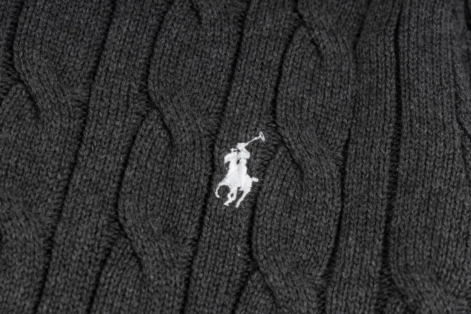 P230 #R93 RALPH LAUREN Ralph Lauren twelve colors classic small label embroidery logo seven-button knitted cable cardigan sweater women's top, high-density LOGO embroidery on the chest, original customization of tag accessories. Made of pure cotton yarn, pure cotton is skin-friendly and comfortable, small label war horse embroidered twist button cardigan sweater 🐎 high quality, follow the blogger to learn how to wear it! Let’s buy a Ralph Lauren cable sweater. It’s a super hard-to-find series after it became popular. It’s hard to find one on the official website. It’s simple and practical to wear, with a lazy and loose feel. The thickened fabric has more texture, feels soft and delicate, and has a loose fit. Whether worn alone or layered, you can wear different styles of fashion with just one piece!   Size: